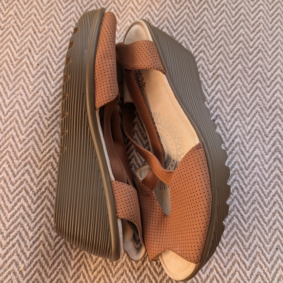 Stylish Women's Tan Wedge Sandals Piazza Solid Heels New With Out Tags - Picture 6 of 10